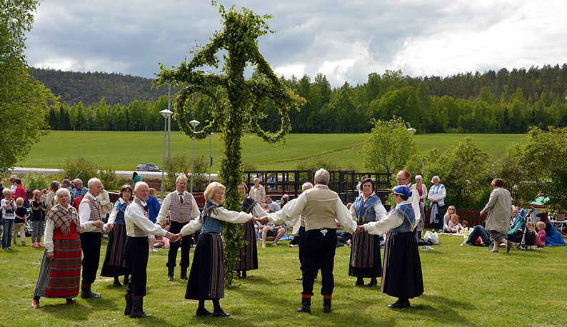 Svenskar handlar midsommarmaten i butik